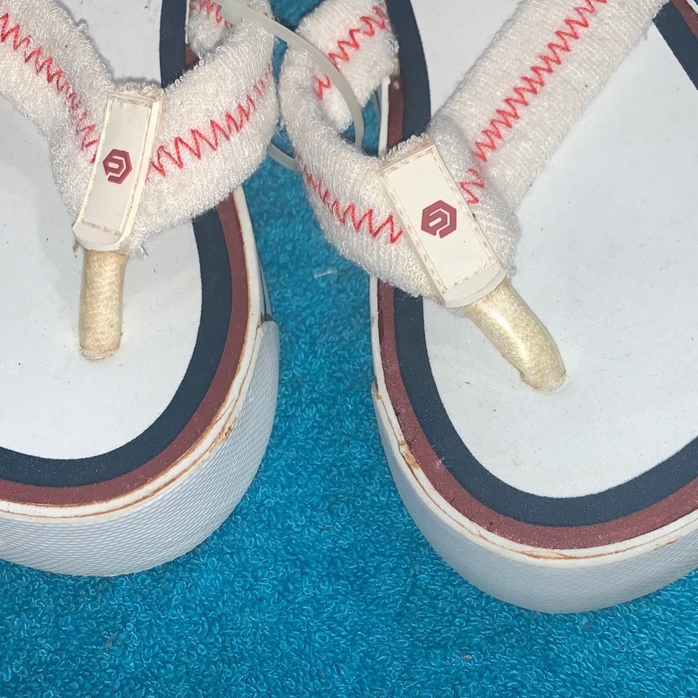 Stylish Kids Flip Flops with Red and White Accents - Picture 3 of 7